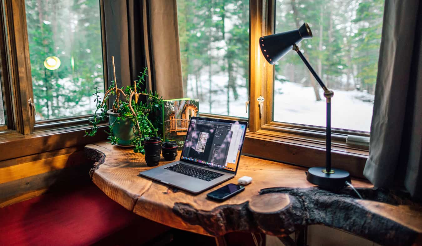 You are currently viewing Work from Home Gift Guide: 18 Amazing Gifts for Remote Workers